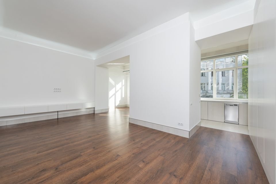 Saubere, leere Wohnung mit Holzboden